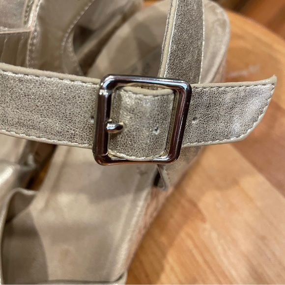 St John’s Bay 8.5 2-inch cork wedge heel, gold shimmer cross-toe Pasadena EUC - Picture 3 of 7